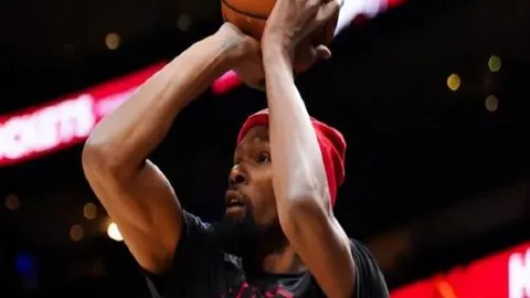 维尼修斯再现风采，皇马2-1逆转胜贝蒂斯，罗德里戈助力夺冠